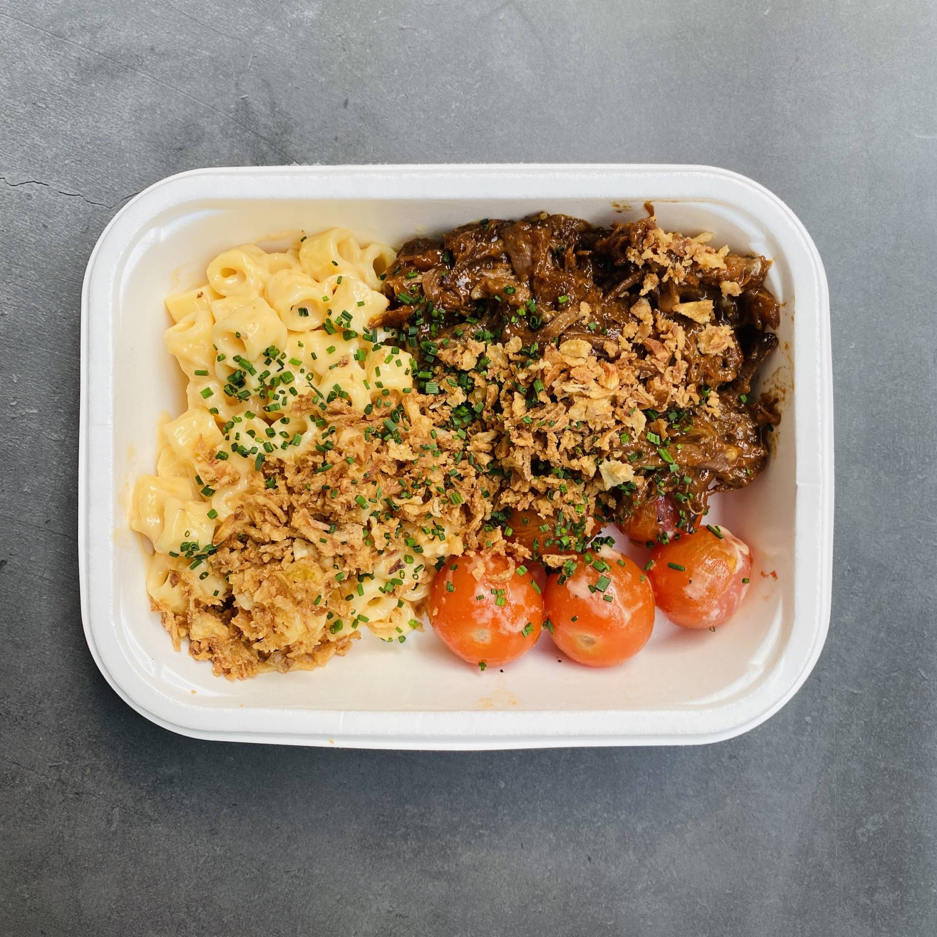 TEXAS BBQ BRISKET MAC N CHEESE, ROAST TOMATOES